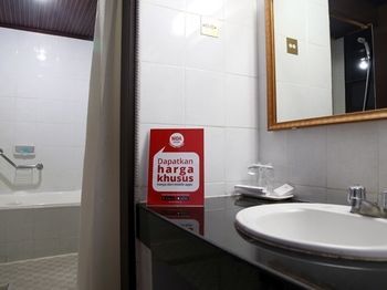 Nida Ratulangi 17 Trans Hotel